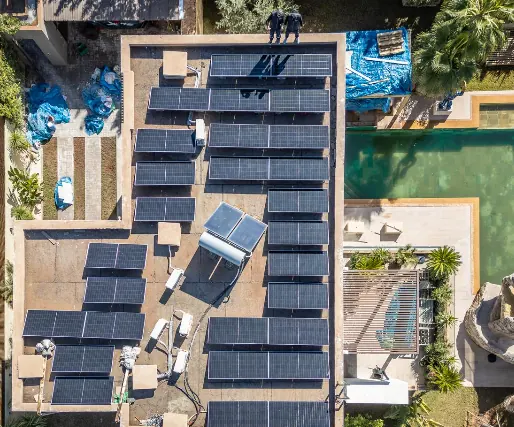 Vue aérienne d'une villa équipée de panneaux et piscine à Marrakech