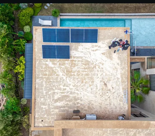 Toiture de villa équipée de panneaux à Marrakech