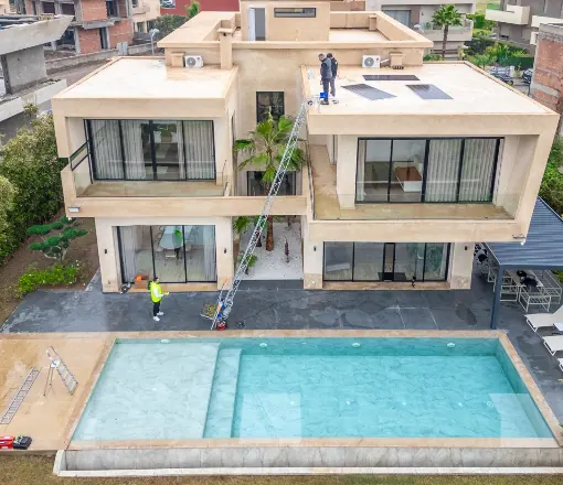 Chantier solaire sur villa avec piscine à Marrakech