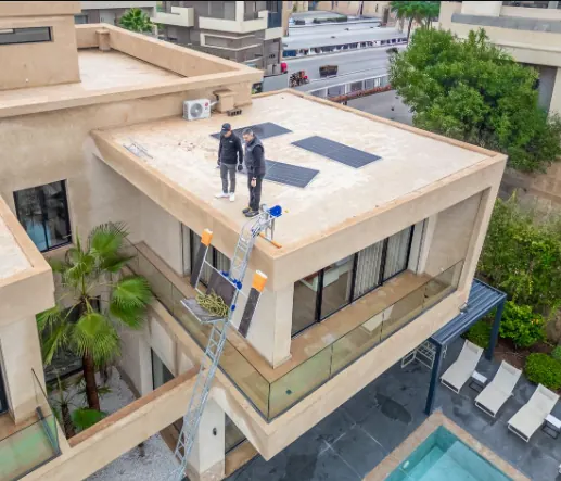 Techniciens sur le toit d'une villa à Marrakech