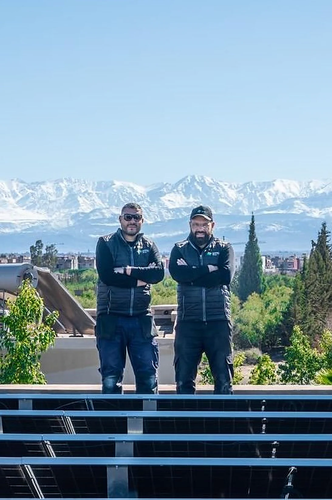 El Kebriti Majeed et Mehdi, les deux co-fondateurs de GreenSolarSun, devant l'Atlas à Marrakech